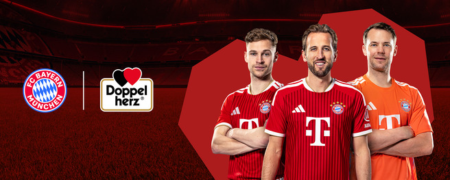 Three male football players wearing red and orange jerseys, representing Bayern Munich, stand together with arms crossed and smiling. The background features a football stadium ambiance. To the left, there are logos for FC Bayern München and Doppelherz.